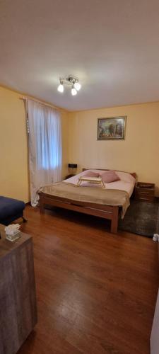 SopotVinogradski konak Belgrade, Sopot,Kosmaj的一间卧室设有一张大床和一个窗户。