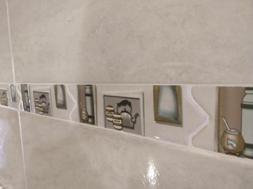萨尔塔Lo de Chavela的浴室内一排架子上的图片