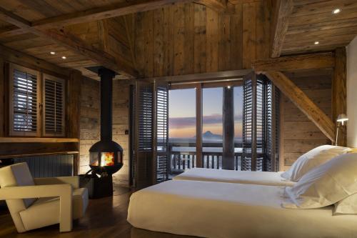 雷加霍斯达哈施塞尔瓦日·阿尔梅酒店的卧室设有一张白色大床和一扇窗户。