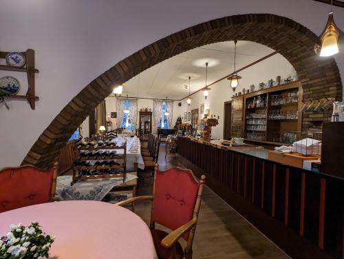 凯沃拉尔祖尔布吕克酒店的餐厅设有拱门和桌椅