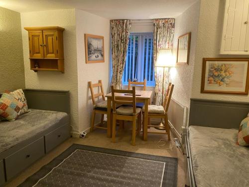 温德米尔Cambridge House room only accommodation for Adults的小房间设有桌椅和一间卧室