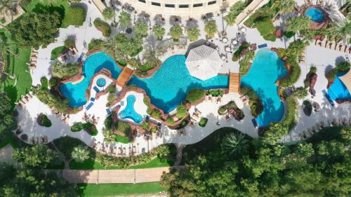 多哈多哈丽思卡尔顿酒店的享有度假村游泳池的顶部景致