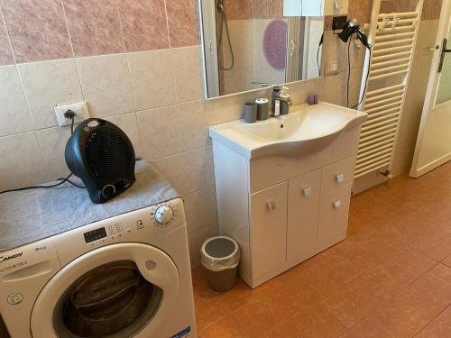 佩鲁贾Casina Gentili的一间带洗衣机和水槽的浴室