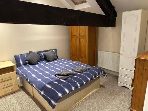 波士顿HOMELY APARTMENT IN THE CENTRE的一间卧室配有一张带蓝色棉被的床