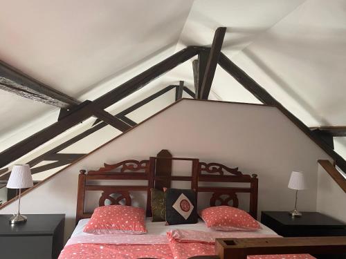 芒通圣贝尔纳Castle View Menthon的一间卧室配有红色枕头的床