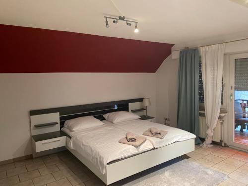 维滕斯皮彻特酒店的一间卧室配有一张带白色床单的大床