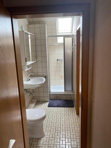 维滕斯皮彻特酒店的带淋浴、卫生间和盥洗盆的浴室