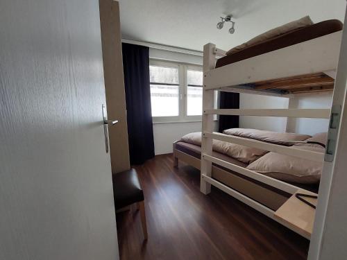 萨斯阿尔马格尔Alpin Relax的一间卧室设有两张双层床和一扇窗户。
