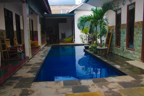 吉利特拉旺安Wahyu Gili 1的房屋中间的游泳池