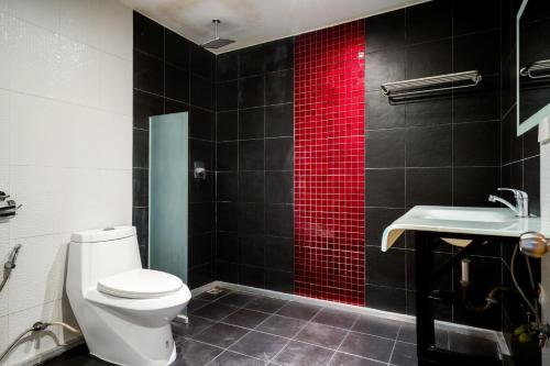 曼谷GO INN Sukhumvit 20 Bts Asoke-Phrom Phong的浴室配有白色卫生间和盥洗盆。