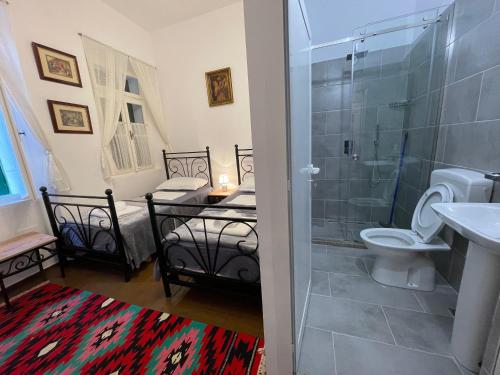 斯库台InTown Guesthouse Shkoder的带淋浴、卫生间和盥洗盆的浴室