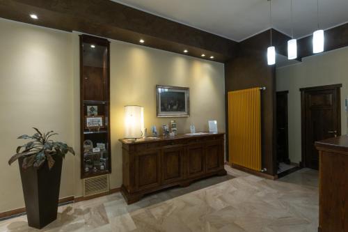 拉奎拉Hotel Azzurro的浴室设有木制梳妆台和黄色的墙壁