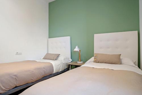 El Lligallo del GànguilEncantador apartamento en El Delta del Ebro-Apartaments Iaio Kiko的两张睡床彼此相邻,位于一个房间里
