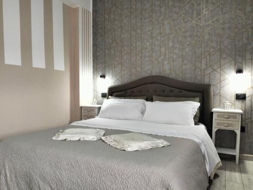 庞贝Domus Michaeli B&B Pompei的一间卧室配有一张床,上面有两条毛巾