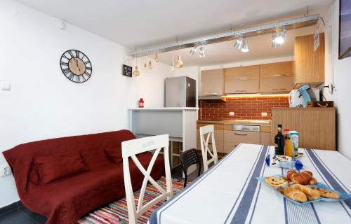 布什泰尼Caraiman Hive的厨房以及带红色沙发的起居室。