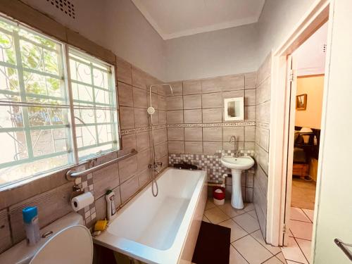 弗朗西斯敦Abrama Bed And Breakfast的带浴缸和盥洗盆的浴室