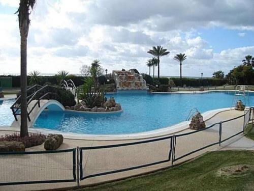萨阿拉德洛斯阿图内斯Precioso ático duplex en Atlanterra Playa. Zahara的度假村内带滑梯的大型游泳池