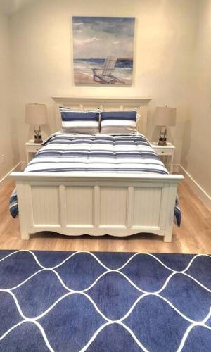 圣奥古斯丁Retreat into relaxation sanctuary Saint Augustine的卧室配有白色的床和蓝色地毯。