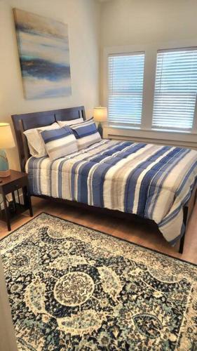 圣奥古斯丁Retreat into relaxation sanctuary Saint Augustine的一间卧室配有一张床和地毯