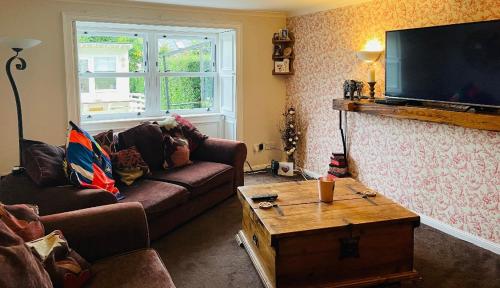 爱丁堡Country home near the airport的带沙发和电视的客厅