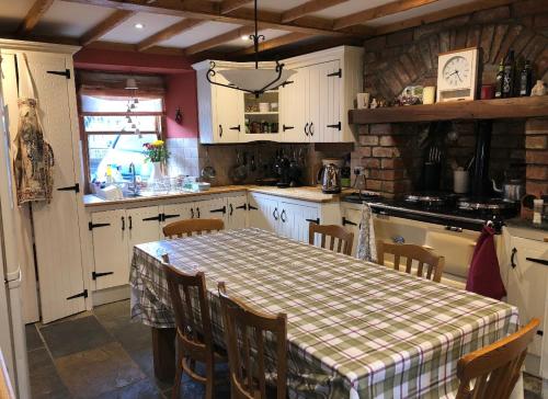 爱丁堡Country home near the airport的厨房配有带桌布的桌子
