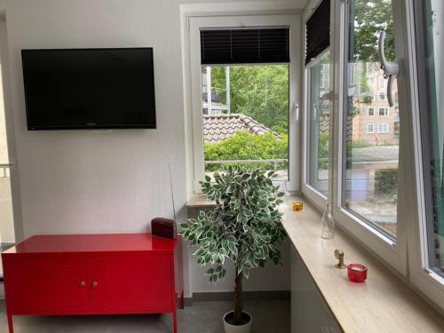 汉诺威City Appartement 1 Hannover Altstadt的客厅设有红色橱柜和窗户