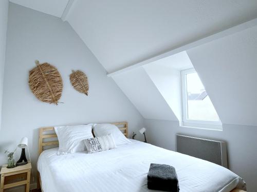 圣吉勒达德吕伊L'agapanthe的卧室配有白色的床和窗户。