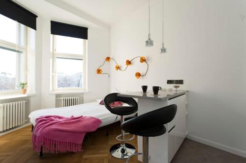 赫尔辛基Stylish studio in the centre的一间卧室配有一张带桌子和椅子的床