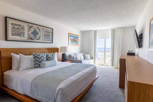 威尔伍德克拉斯特Mahalo Diamond Beach Resort的一间带大床的卧室和一间客厅