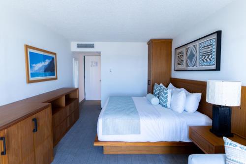 威尔伍德克拉斯特Mahalo Diamond Beach Resort的酒店客房,配有床和灯