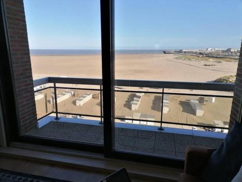 布鲁日CoZB的客房可从窗户欣赏到海滩美景
