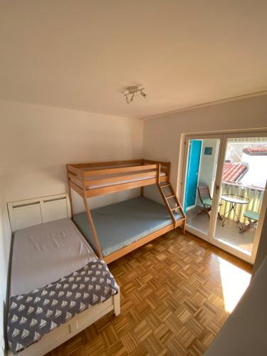 皮兰Lucy Apartment Piran-Punta的一间带双层床的卧室和一个阳台
