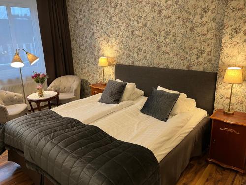 特罗尔海坦贝尔酒店的一间卧室,卧室内配有一张大床