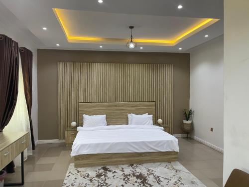 拉各斯Mansal Luxury Apartments的卧室配有一张白色大床