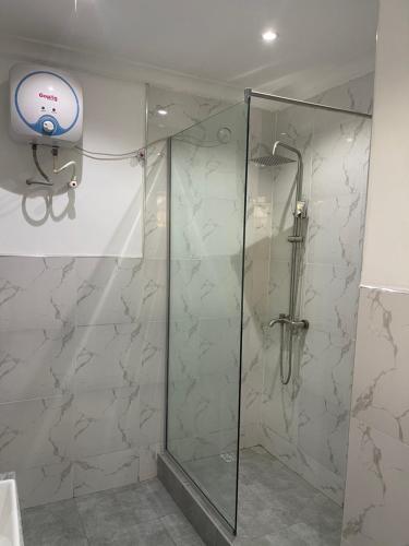 拉各斯Mansal Luxury Apartments的带淋浴的浴室(带玻璃淋浴间)