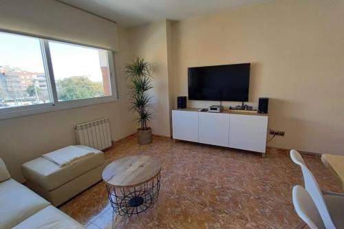 马尔格莱特德玛Atico duplex en Malgrat de Mar的带沙发和平面电视的客厅