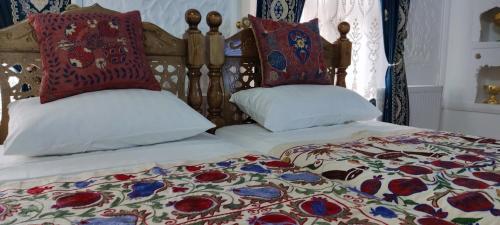 布哈拉Barlos XVIII的两张带枕头的床铺,彼此相连
