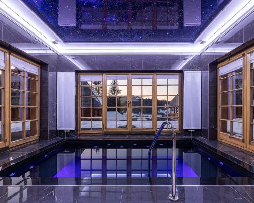 斯拉夫西克Апарт-Готель "Панщина"的窗户的房间内的游泳池