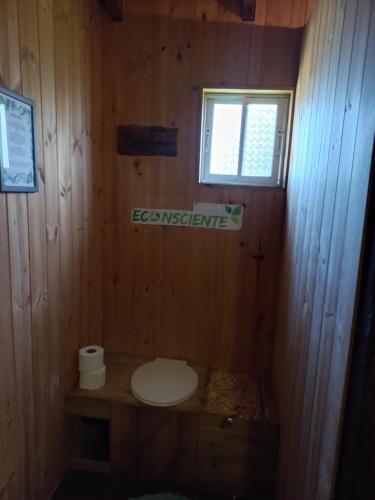库雷尼佩EKILIBRE Surf Eco Hostal的小木屋内带卫生间的浴室