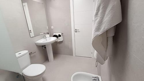 赫雷斯-德拉弗龙特拉Kiana Mirador Jerez con parking的白色的浴室设有卫生间和水槽。