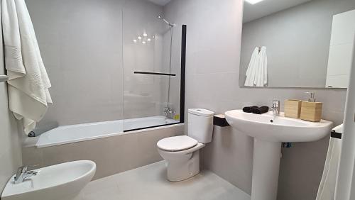 赫雷斯-德拉弗龙特拉Kiana Mirador Sherry, parking gratis的白色的浴室设有卫生间和水槽。