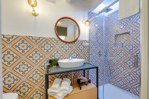 夏卡L'Antro di Dedalo的一间带水槽和镜子的浴室