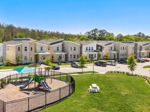基西米Luxury 9BR Villa @ Storey Lake Resort Near Disney的公寓大楼设有公园内的游乐场