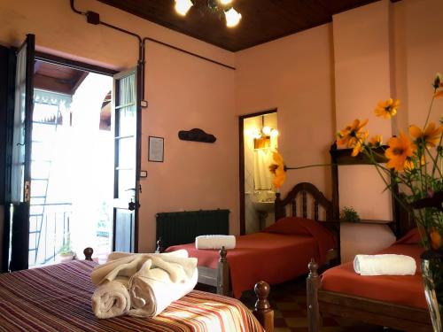 比亚莱特马西拉斯格隆德里纳旅舍的一间卧室设有两张床和窗户。