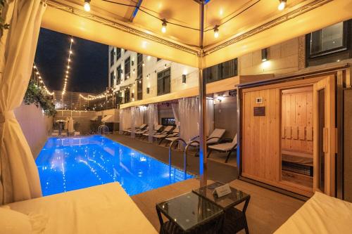 大邱大邱东城区二月酒店的一座建筑物中央的游泳池
