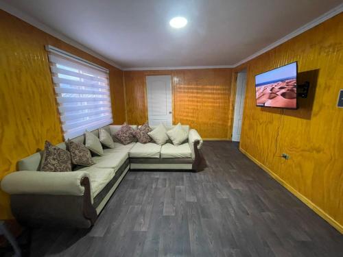 纳塔列斯港Casa en Puerto Natales的带沙发和电视的客厅