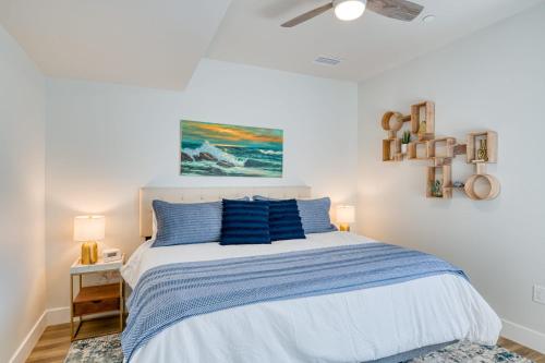特拉弗斯城Cypress Penthouse Traverse City Condo的一间卧室配有一张带蓝色枕头的大床