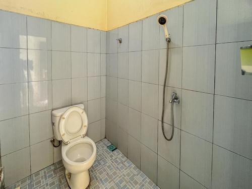 SampitGreenville Hotel Mitra RedDoorz的一间带卫生间和淋浴的浴室