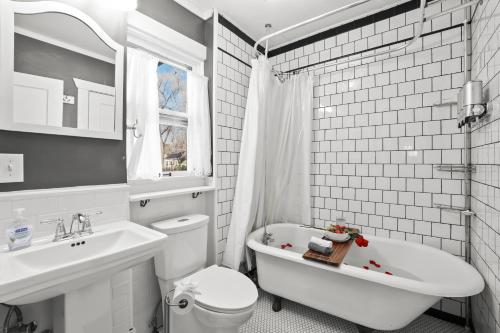 科罗拉多斯普林斯The Wildflower Vacation Cottage的浴室配有卫生间、盥洗盆和浴缸。
