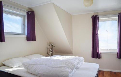 UtåkerLovely Home In Utker With Wifi的窗户客房内的一张白色床